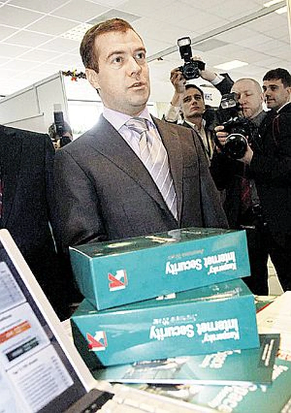 Дмитрий Медведев высказался за поощрение государством активности граждан в Интернете.