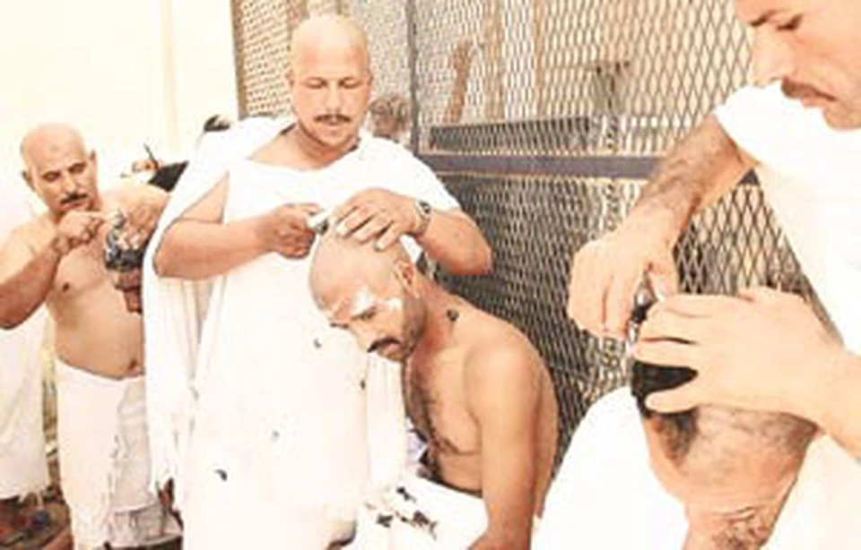 Мужчины бреют голову
