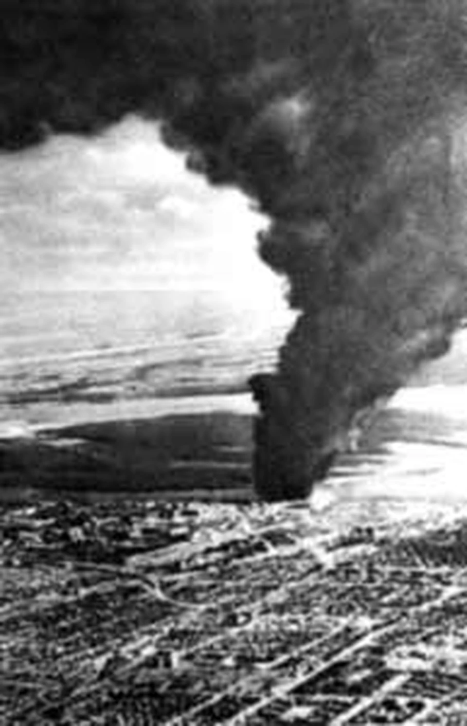 Горящий Сталинград. Снимок сделан немецкими пилотами.