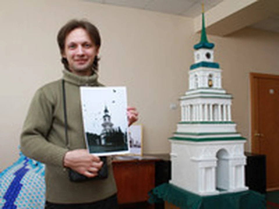 Алексей Веретнов и его модель колокольни.