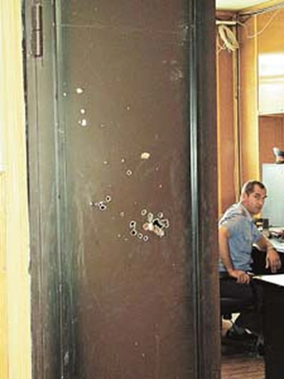 Через эту дверь в здании МВД республики бандиты так и не смогли прорваться.