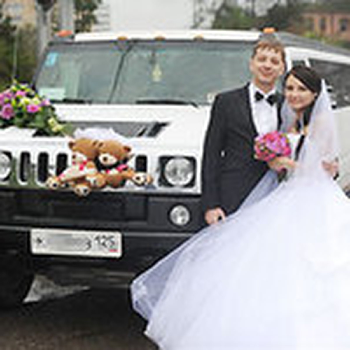 Во Владивостоке свадьбы катают на розовом HUMMER и эксклюзивном FORD - KP.RU