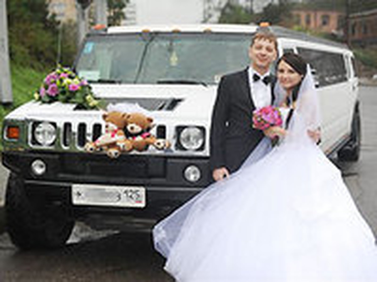 Во Владивостоке свадьбы катают на розовом HUMMER и эксклюзивном FORD - KP.RU