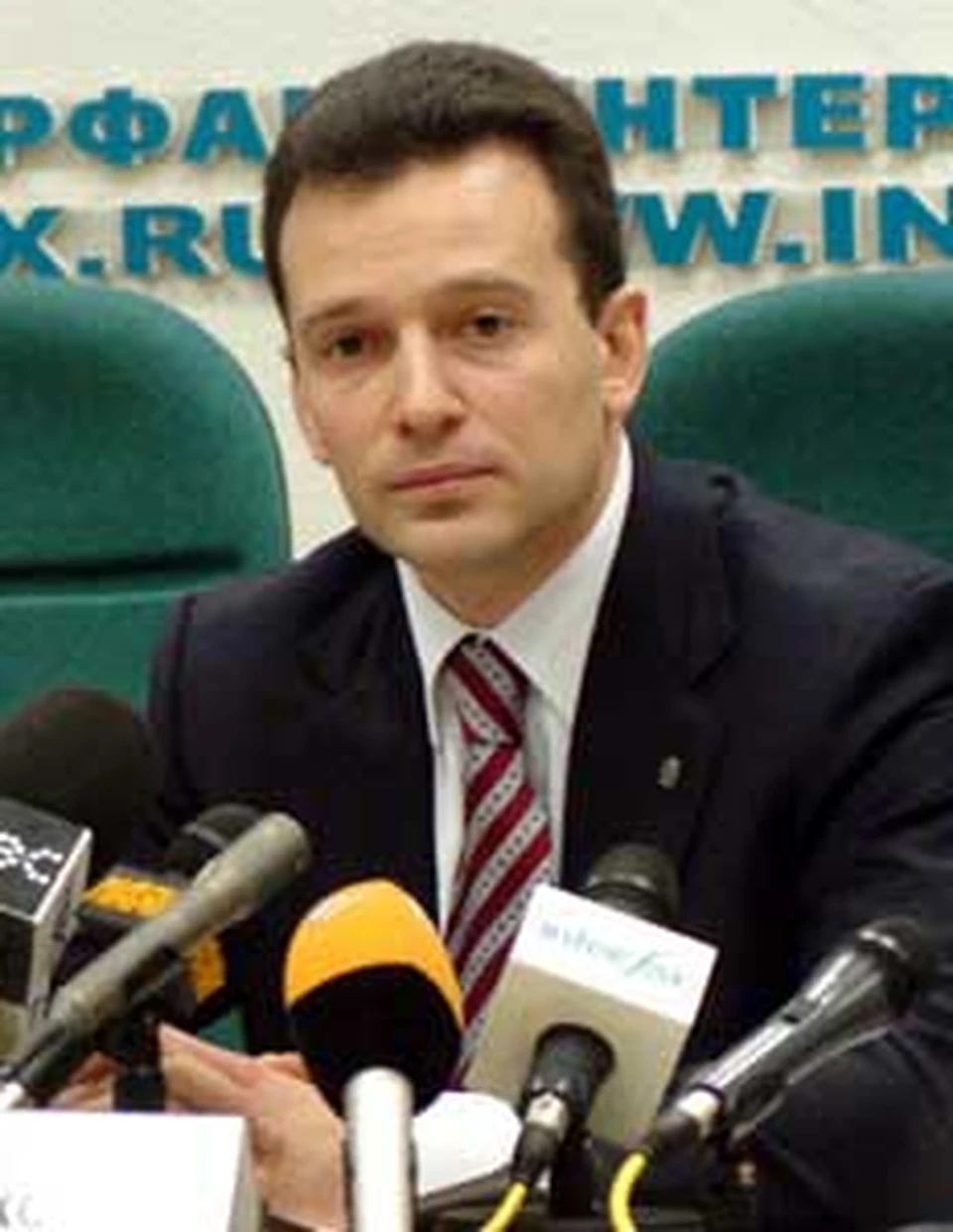 Лидер «Идущих вместе» Василий Якеменко делает рекламу движению на чем придется.
