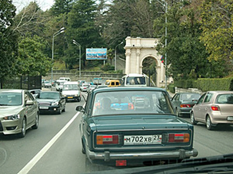 Машины сочи. Сочи крутые авто. Сочи не приезжайте на автомобилях. Сек Сочи машины. Въезд в Сочи на автомобиле зимой.