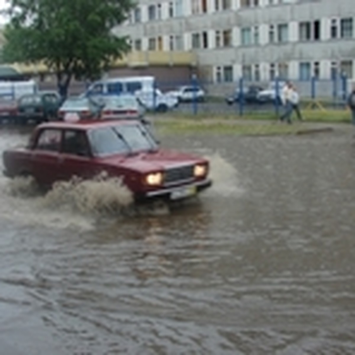 Из-за потопа на улицах Сыктывкара машины глохнут в огромных лужах - KP.RU