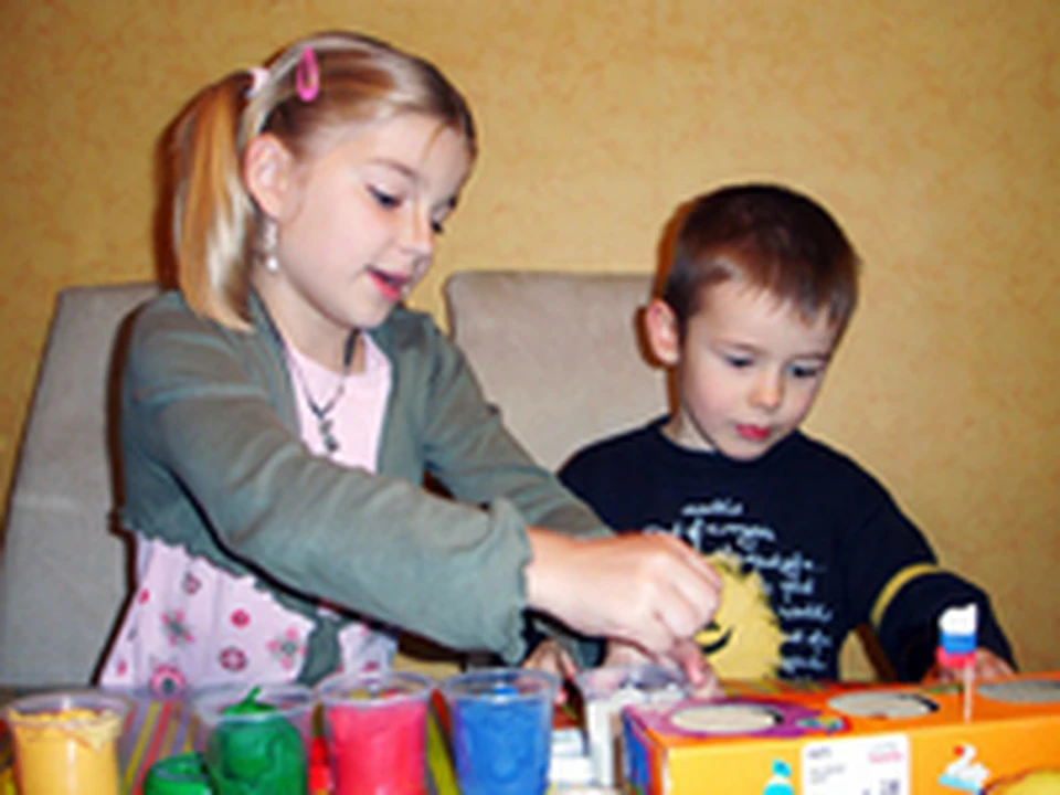 во что поиграть вдвоем дома с сестрой. сестры босиком. семья в доме за настольными играми. досуг семьи. в какие игры можно поиграть дома.