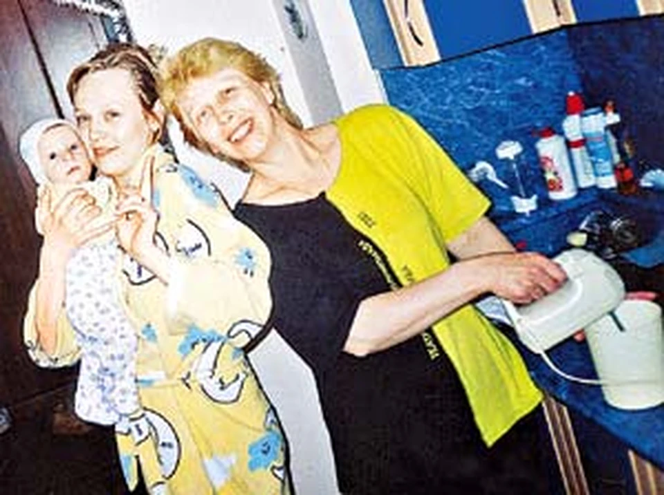 Счастливая Альбина с сынишкой Костей и мамой Ириной Борисовной.