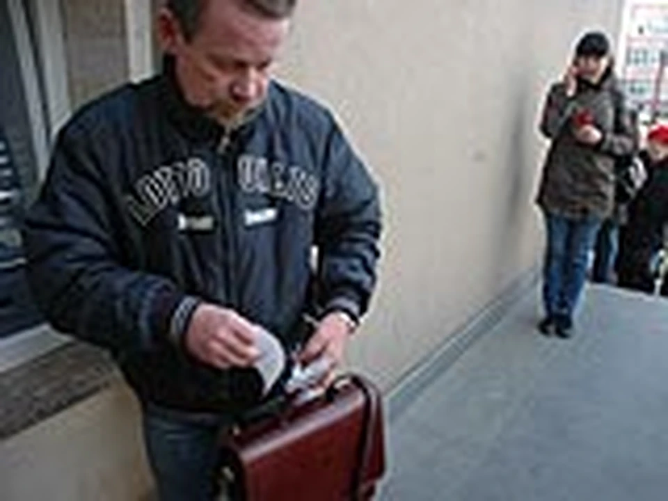 Уральцы стоят в очередях у банкоматов, чтобы снять деньги.