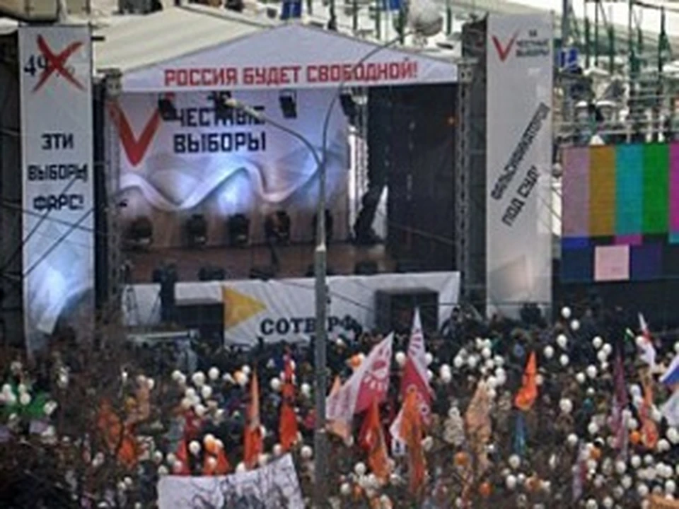 Националисты пытались перелезть через ограждения на митинге в Москве