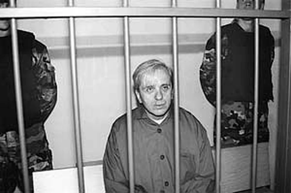 Кадр из фильма «Конференция маньяков»: герой Евгения Стеблов за решеткой. Но в реальной жизни вряд ли должен сидеть Стеблов, имя которого беззастенчиво используют.