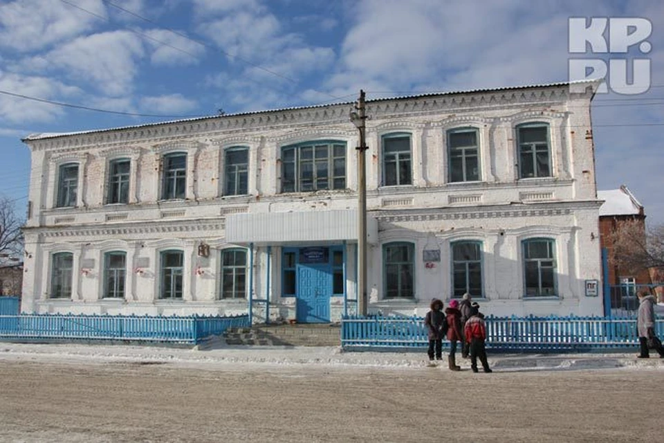 В час дня на пустыре за школой собрались двенадцать старшеклассников. Снова посыпались оскорбления, а потом шесть воьсмиклассников и трое учеников 9 класса пошли стенка на стенку.