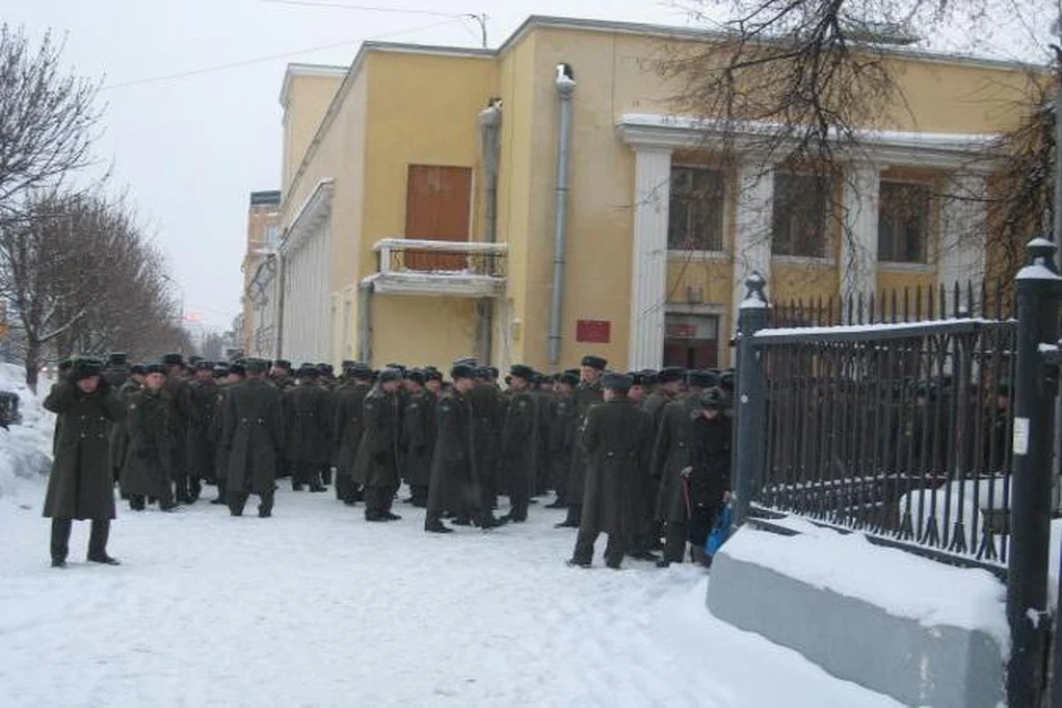 В рязанском Доме офицеров голосуют военные.