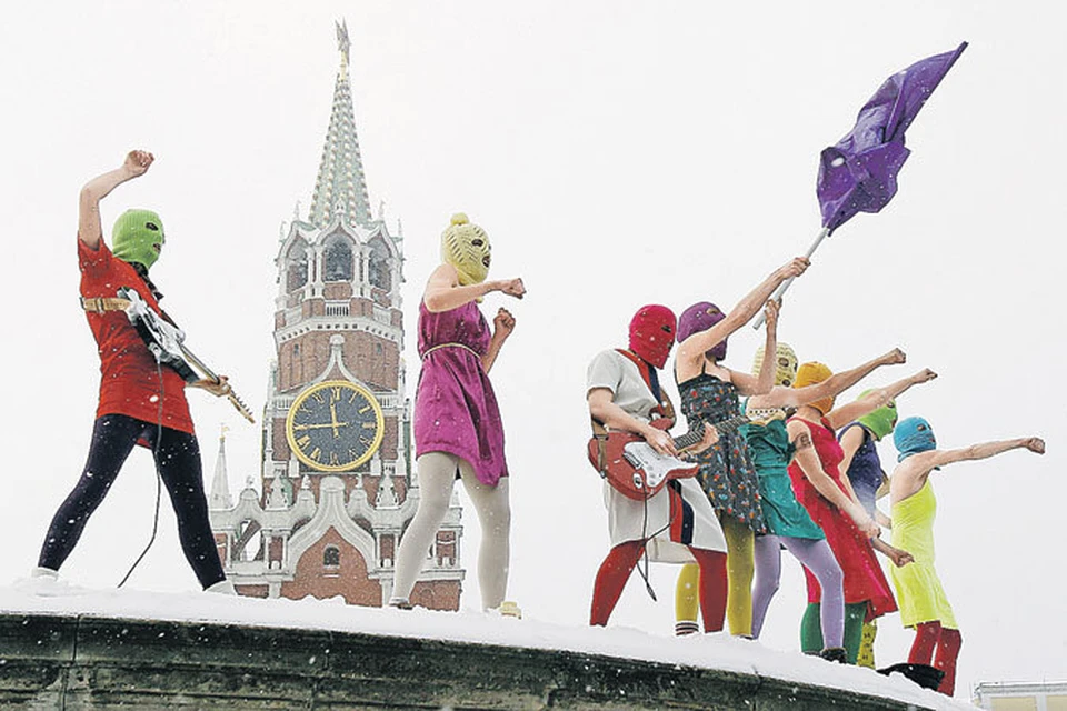 Перед тем как учинить шабаш в храме, хулиганки из группы Pussy Riot отметились и на Лобном месте на Красной площади.