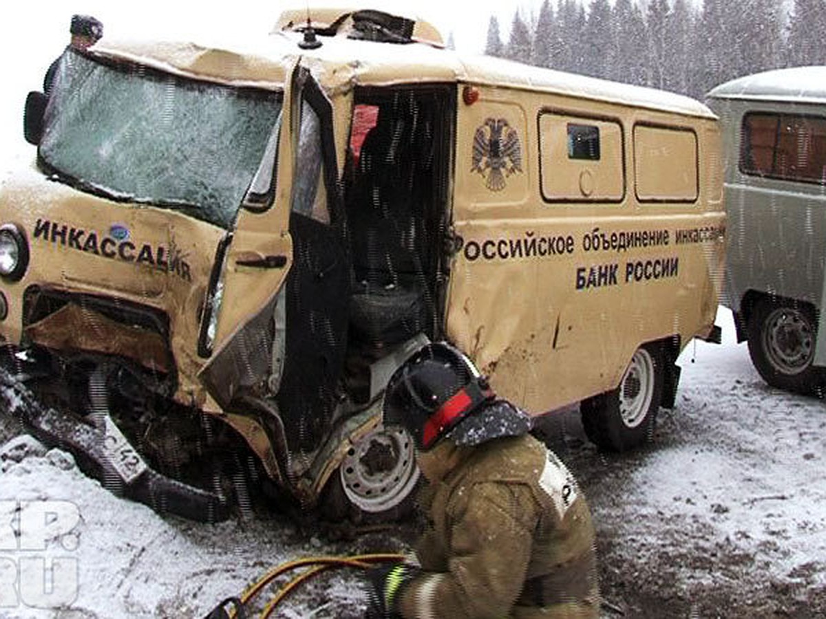 В машину инкассаторов, перевозивших деньги, врезался УАЗ - KP.RU