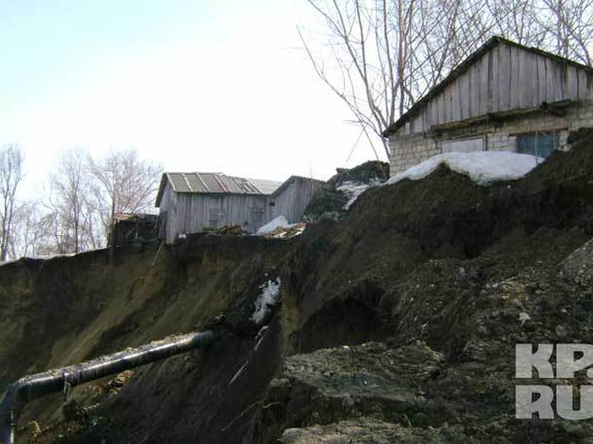 В Сенгилеевском районе два дома могут рухнуть в овраг из-за оползня - KP.RU