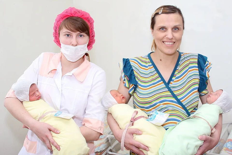 перинатальный центр в астрахани в мариинской больнице. с рождением тройни. новочебоксарские девочки. тройня. новорождённые двойняшки в роддоме.