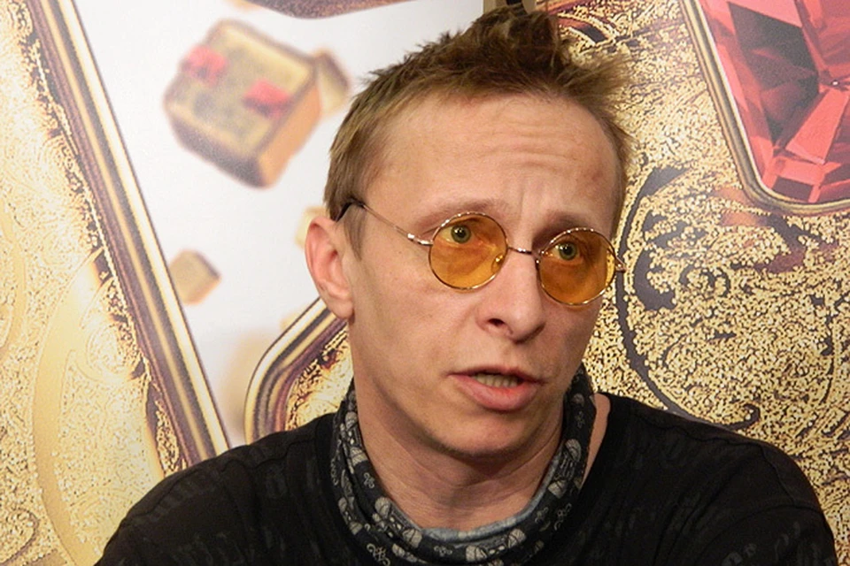 Иван Охлобыстин приехал в очках с желтыми линзами и со взъерошенными волосами.
