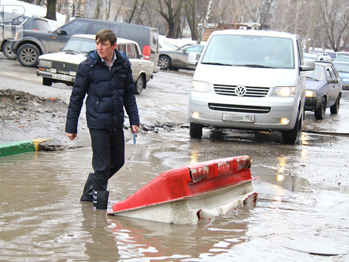 На нижегородских дорогах лужи по колено и моря по плечу - KP.RU