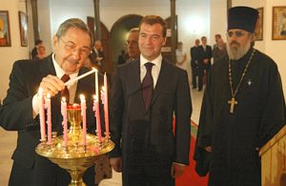 Рауль Кастро зажег свечу в гаванском православном храме.