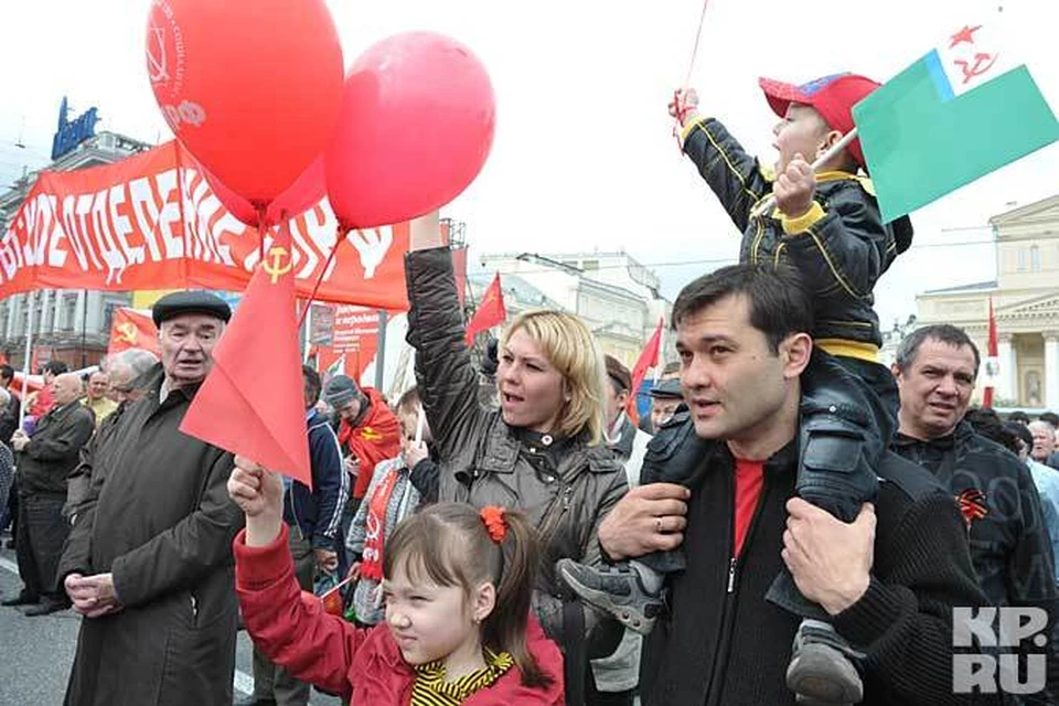 На Первомай веселится и стар, и млад.