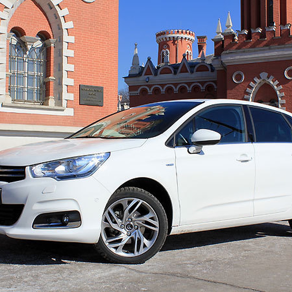 Тест-драйв Citroen C4: гламурно экономим солярку - KP.RU