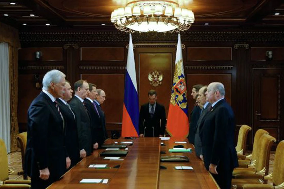 Вчера Дмитрий Медведев провел заседание Совета безопасности России с участием премьера Владимира Путина. Заседание начали с минуты молчания по погибшим в теракте в Махачкале.