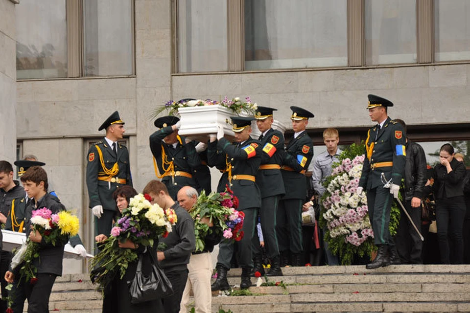 После прощальных речей гроб с телом Марии Биешу вынесли из Театра оперы и балета.