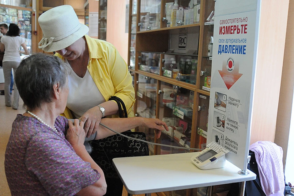 В большинстве аптек Новосибирска установлены тонометры - легкий способ проверить, как в жару работает ваше сердце.