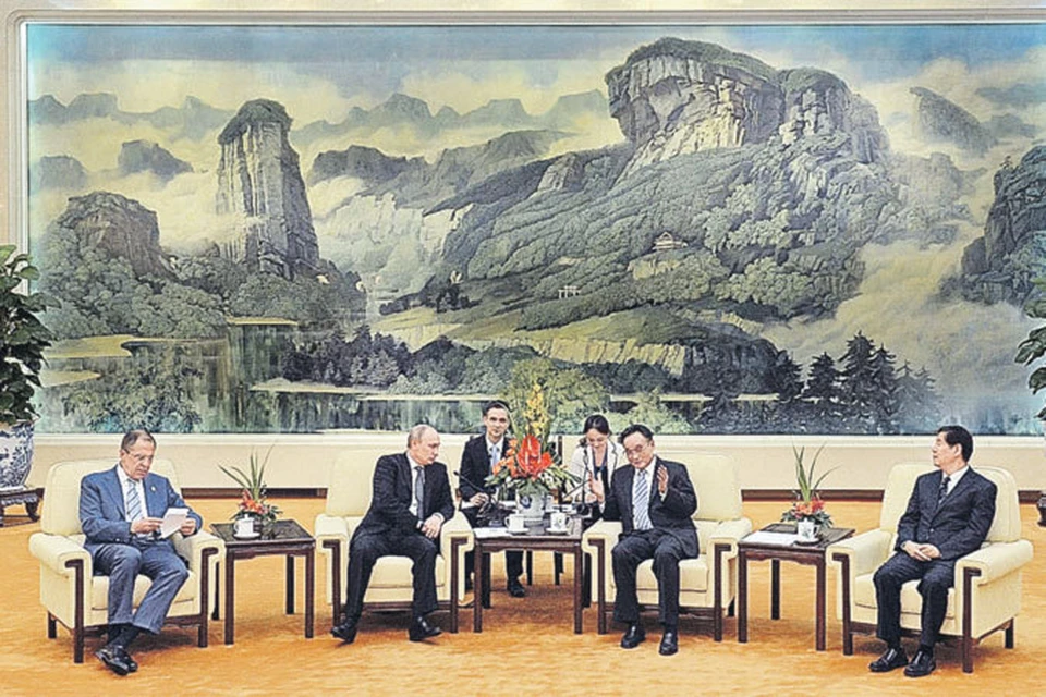 Владимир Путин провел переговоры со спикером парламента Китая У Банго в большом зале Народного дома КНР на фоне грандиозного панно с местным пейзажем. На фото слева - глава МИД России Сергей Лавров.