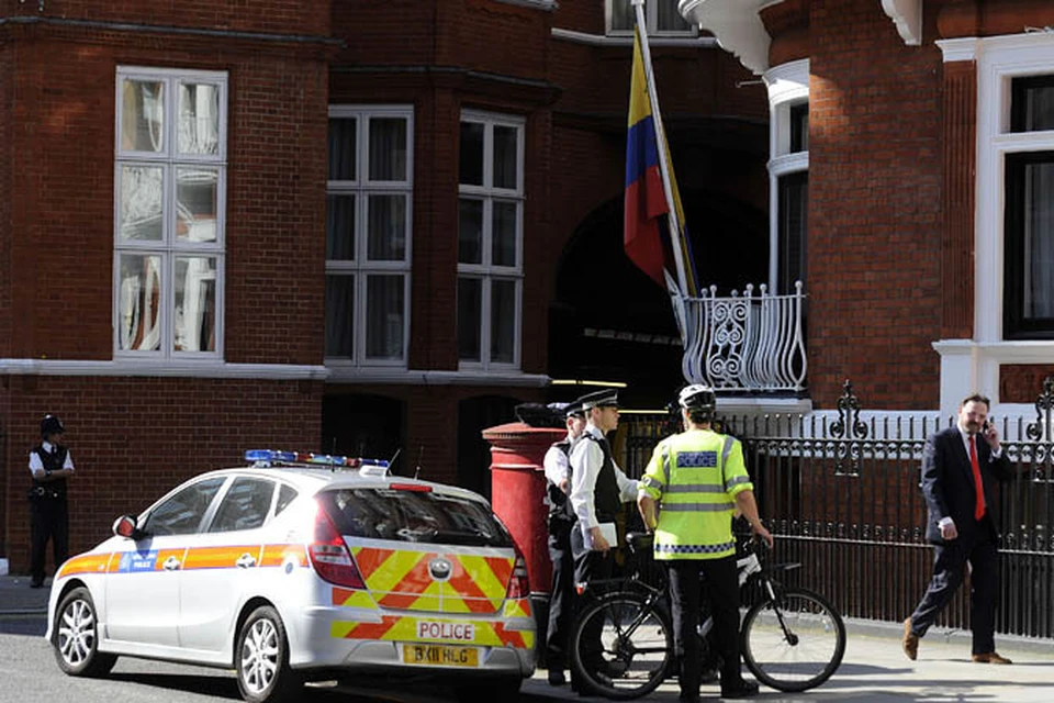 Лондонские полицейские стоят перед посольством Эквадора, где укрылся Джулиан Ассанж.  Фото с места событий.