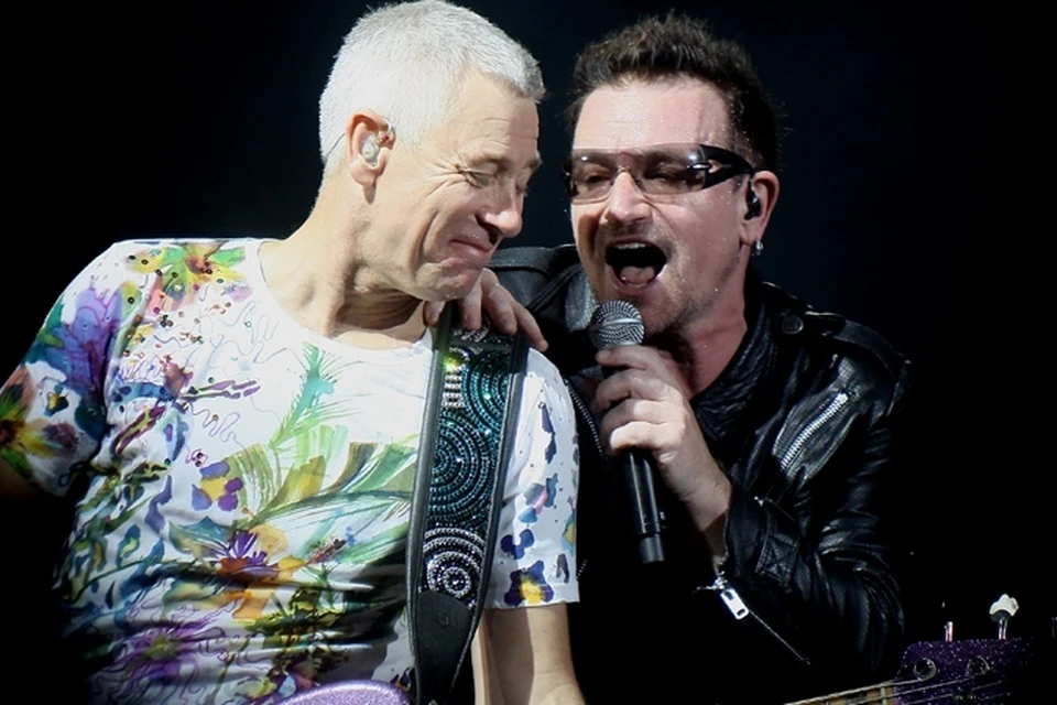 Адам Клейтон (слева) и лидер U2 Боно
