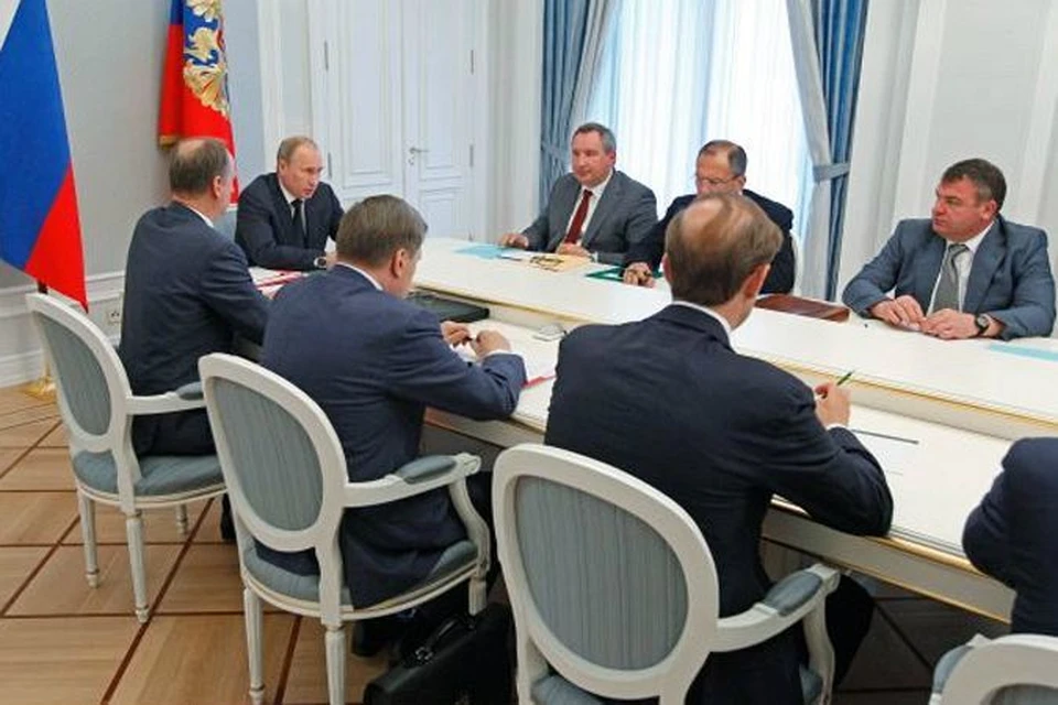 Владимир Путин рассказал членам комиссии об успехах оборонки, но расслабляться не рекомендовал.