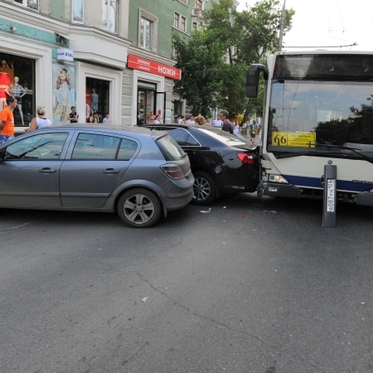 В самом центре Перми автобус протаранил четыре автомобиля. Пострадали два  ребенка. - KP.RU