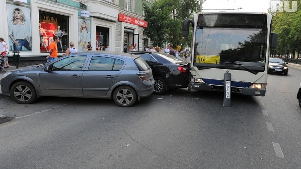 В самом центре Перми автобус протаранил четыре автомобиля. Пострадали два  ребенка. - KP.RU