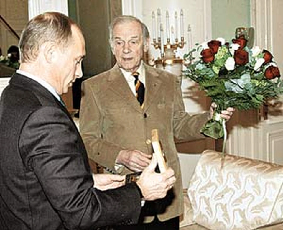 Путин дарит актеру Георгия Победоносца.