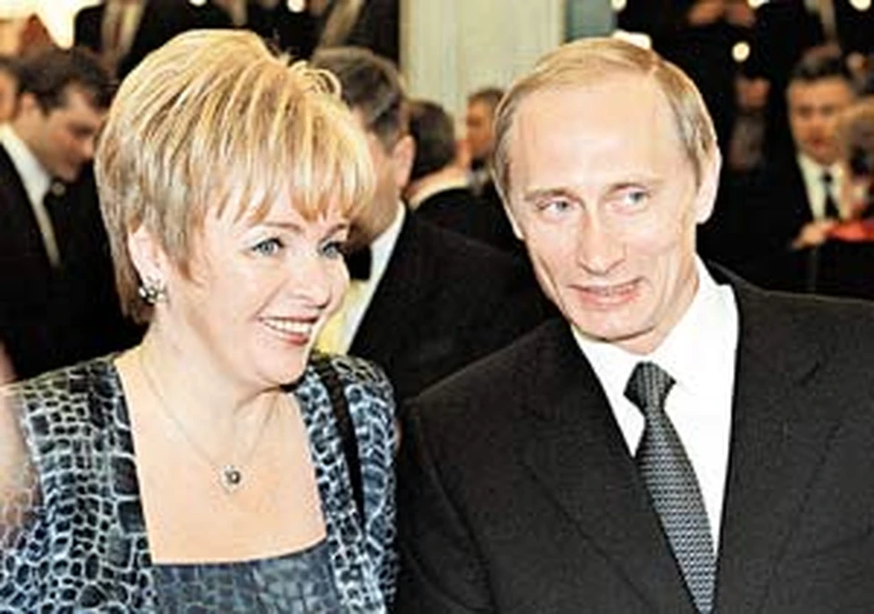 Владимир Путин - Людмиле Путиной: - Давненько мы с тобой, жена, в кино не были...
