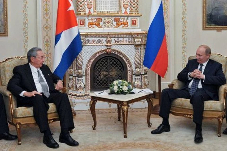Владимир Путин встретил Рауля Кастро как старого друга.