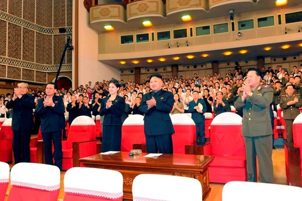 На официальных мероприятиях Ким Чен Ына сопровождает таинственная незнакомка