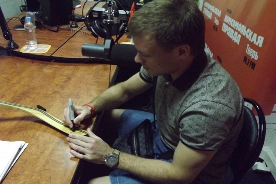 Денис Денисов подписывает клюшку для "КП"