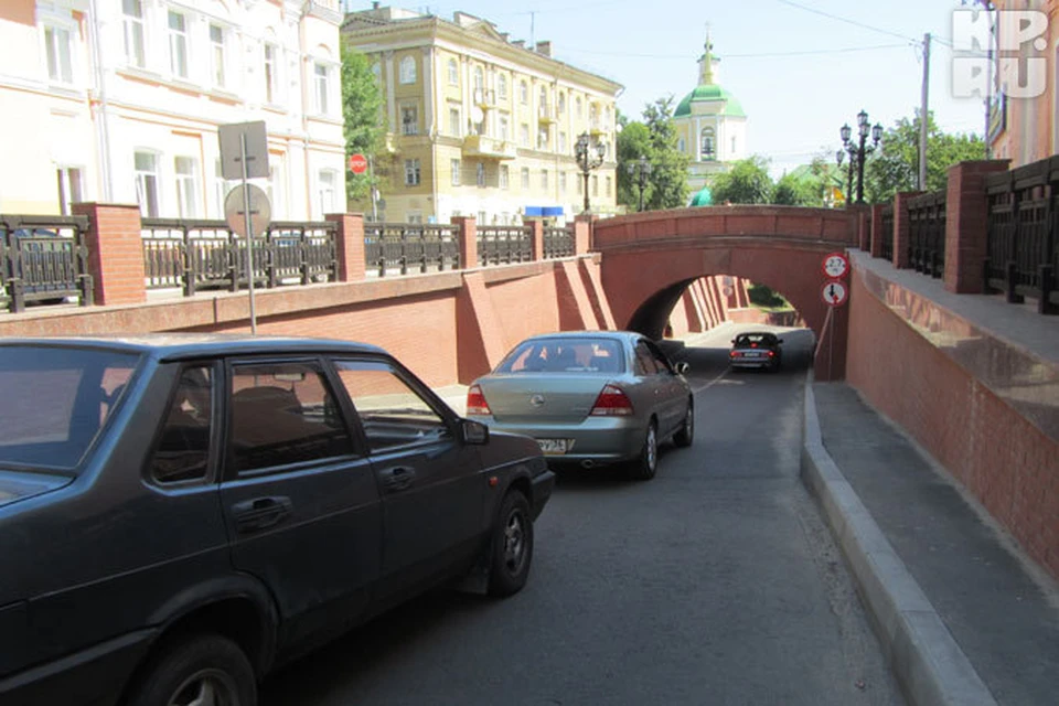 Защитную арку со стороны ул. Володарского очередной лихач будет восстанавливать за свой счет.