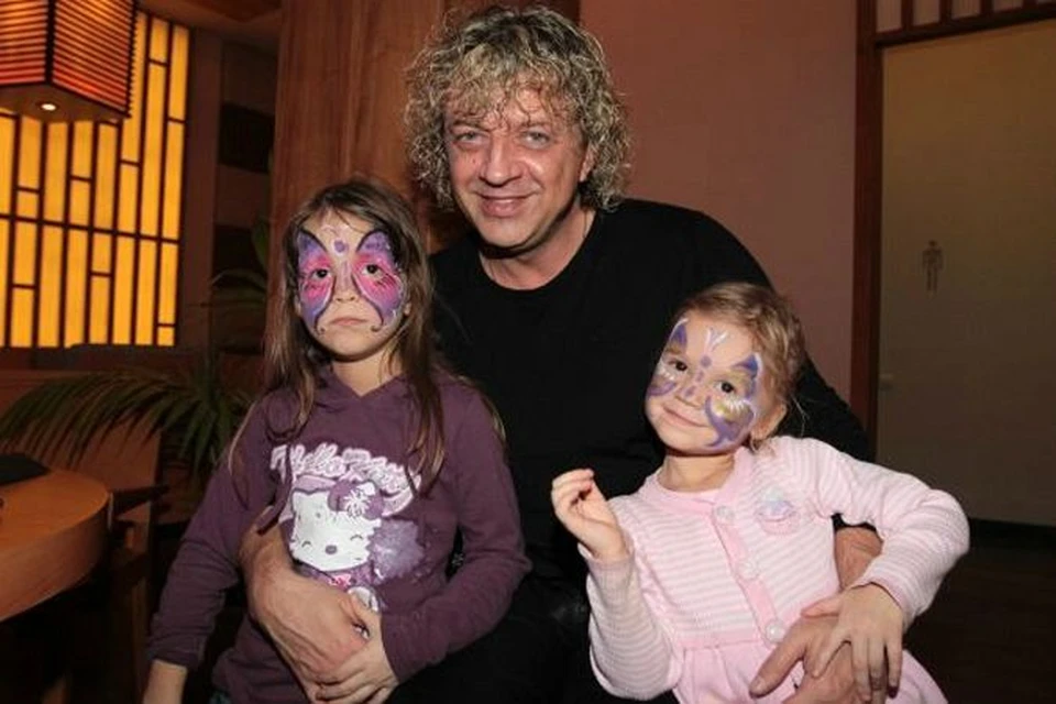 Музыкант со своими дочерьми Полиной (слева) и Елизаветой-Викторией на детском празднике. (Москва, 2010 год.)