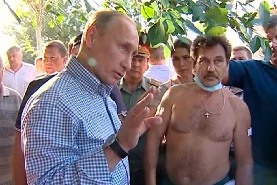 Владимир Путин предложил Евгению (справа) совместно со специалистами принимать решение, какие дома сносить, а какие реконструировать.