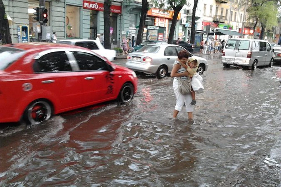 Недолгий ливень буквально затопил Одессу...