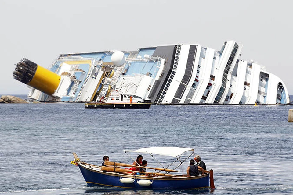 Пароходство Costa Cruises, владелец круизного лайнера «Коста Конкордия», севшего на мель в начале этого года у берегов Италии, предложило выплатить всем пассажирам того злополучного рейса по 11 тысяч евро с условием, что они откажутся от всех дальнейших претензий.