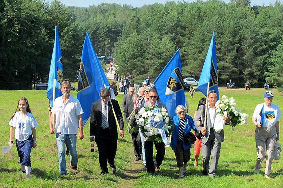 Флаги, цветы, старики и дети - обязательные атрибуты слетов эстонских ветеранов СС и их поклонников в Синимяэ.