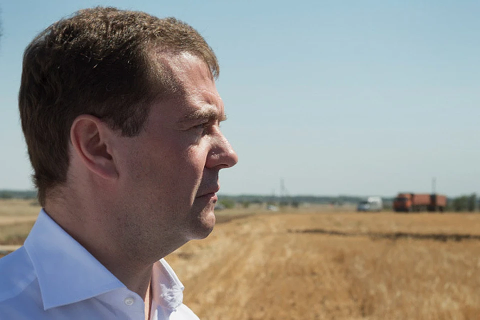 Во вторник премьер-министр Дмитрий Медведев прилетел в Волгоградскую область - один из регионов, пострадавших от засухи.