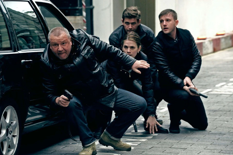 Главный герой полицейского боевика «Суини» в исполнении Рэя Уинстона (крайний справа) убежден в том, что добро должно быть с кулаками