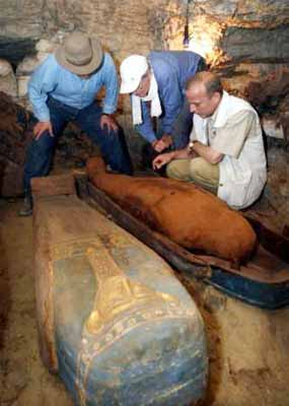 Хавасс и его коллеги не боятся «проклятия фараонов» -  и запросто вскрыли саркофаг царя Априса (598 - 570 гг. до н. э.)
