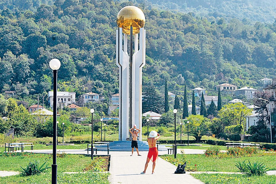 Памятник защитникам Абхазии, пожалуй, самый сверкающий своей чистотой предмет в этом городе.